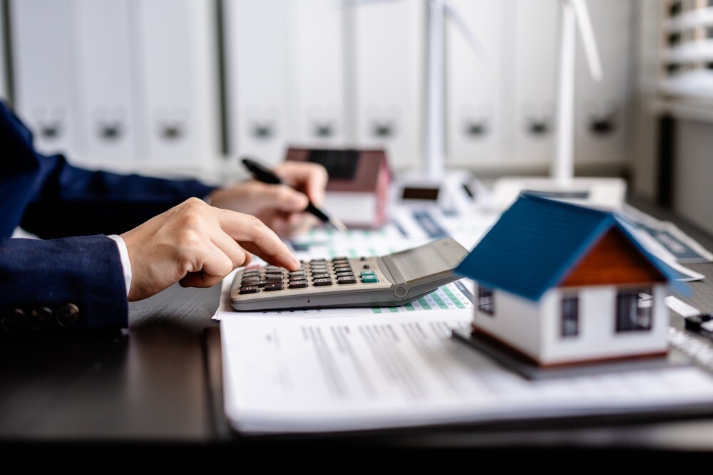 Makler rechnet mit Taschenrechner