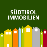 Bunte Häuser e Südtirol Immobilien auf grünem Hintergrund.
