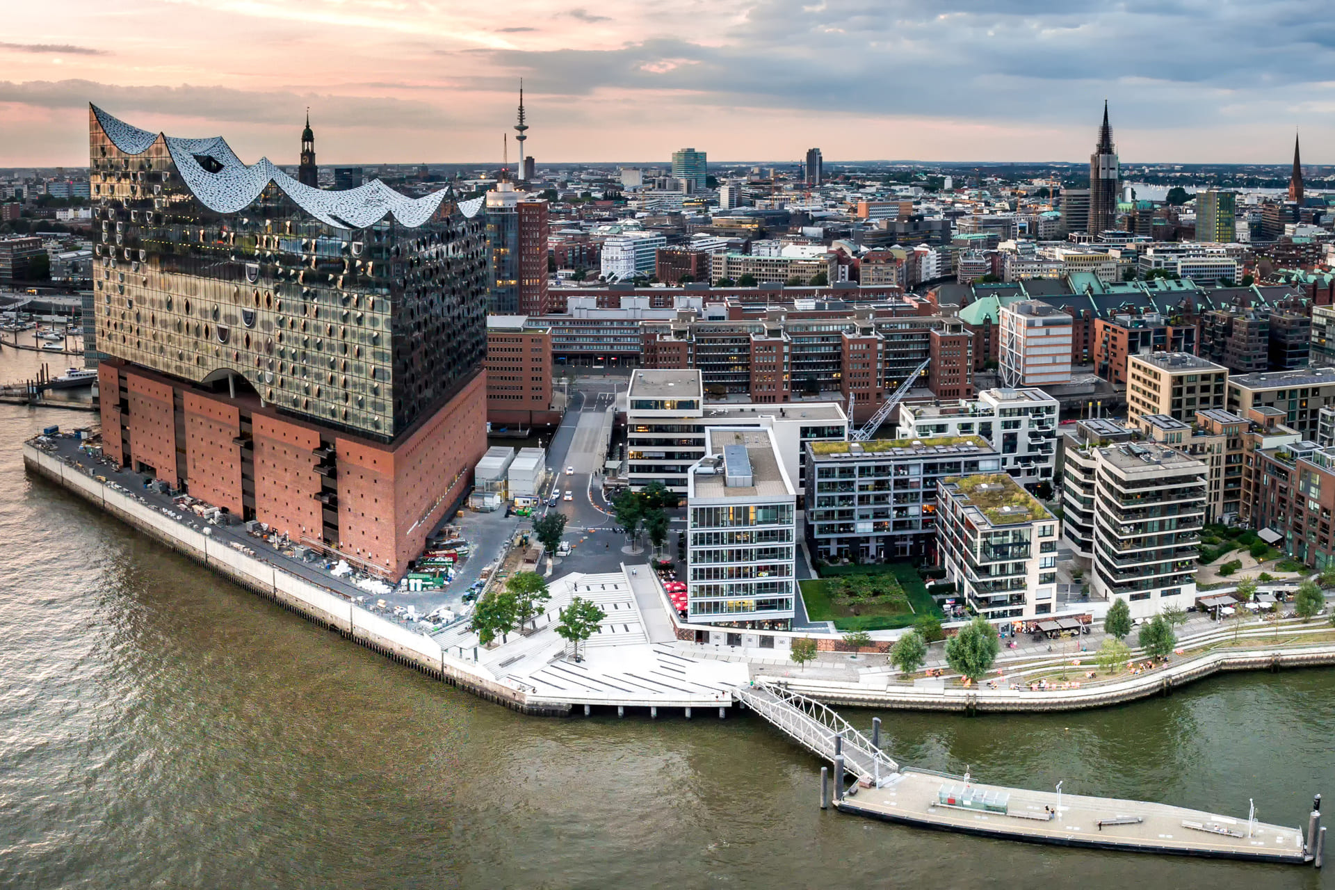 Luftaufnahme der Hafencity in Hamburg bei Sonnenuntergang