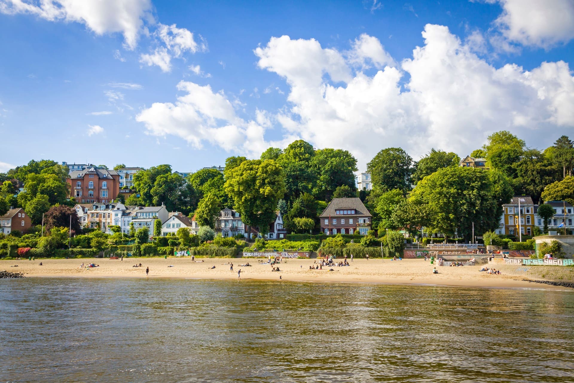 Sommeransicht des Strandes an der Elbe im Hamburger