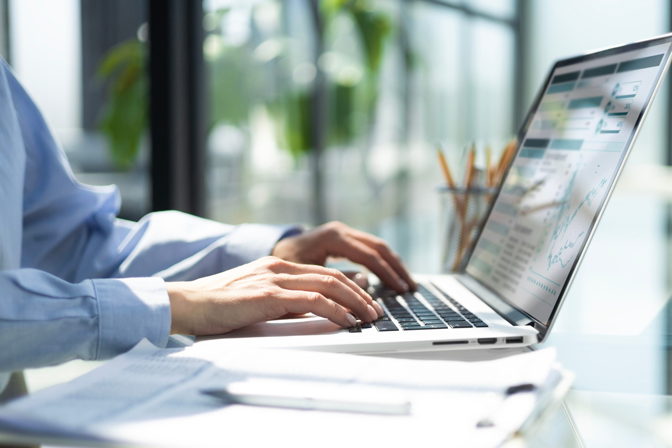 Ein Mann tipp auf seinem Laptop