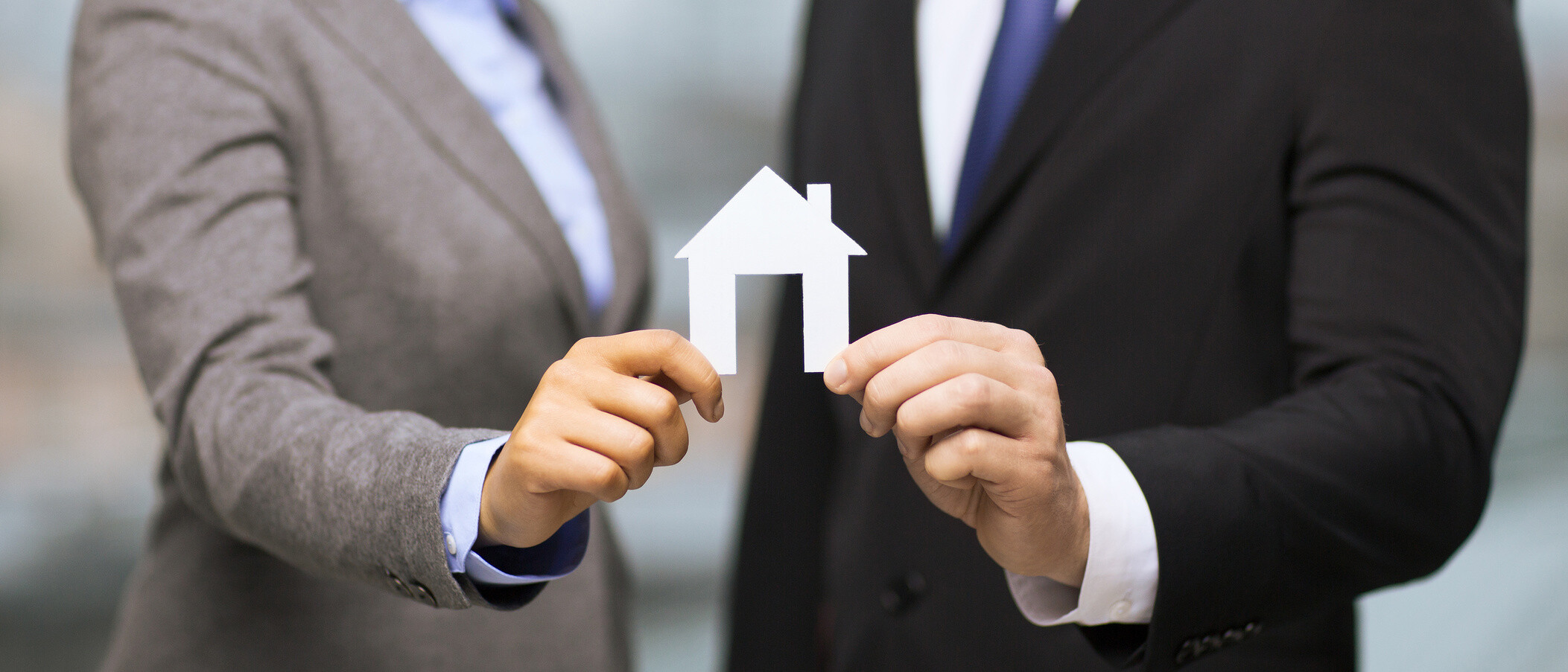 Makler halten mini Haus