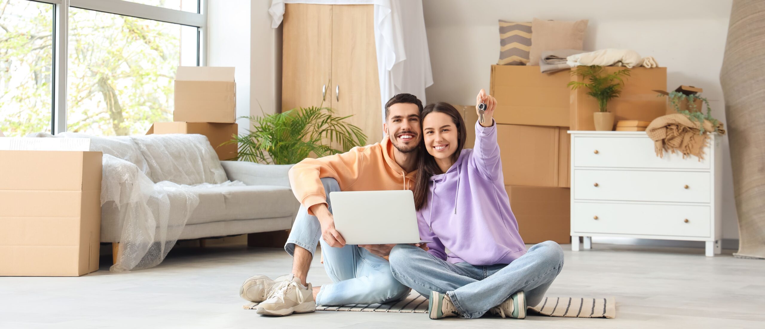 Glückliches Paar mit Schlüssel