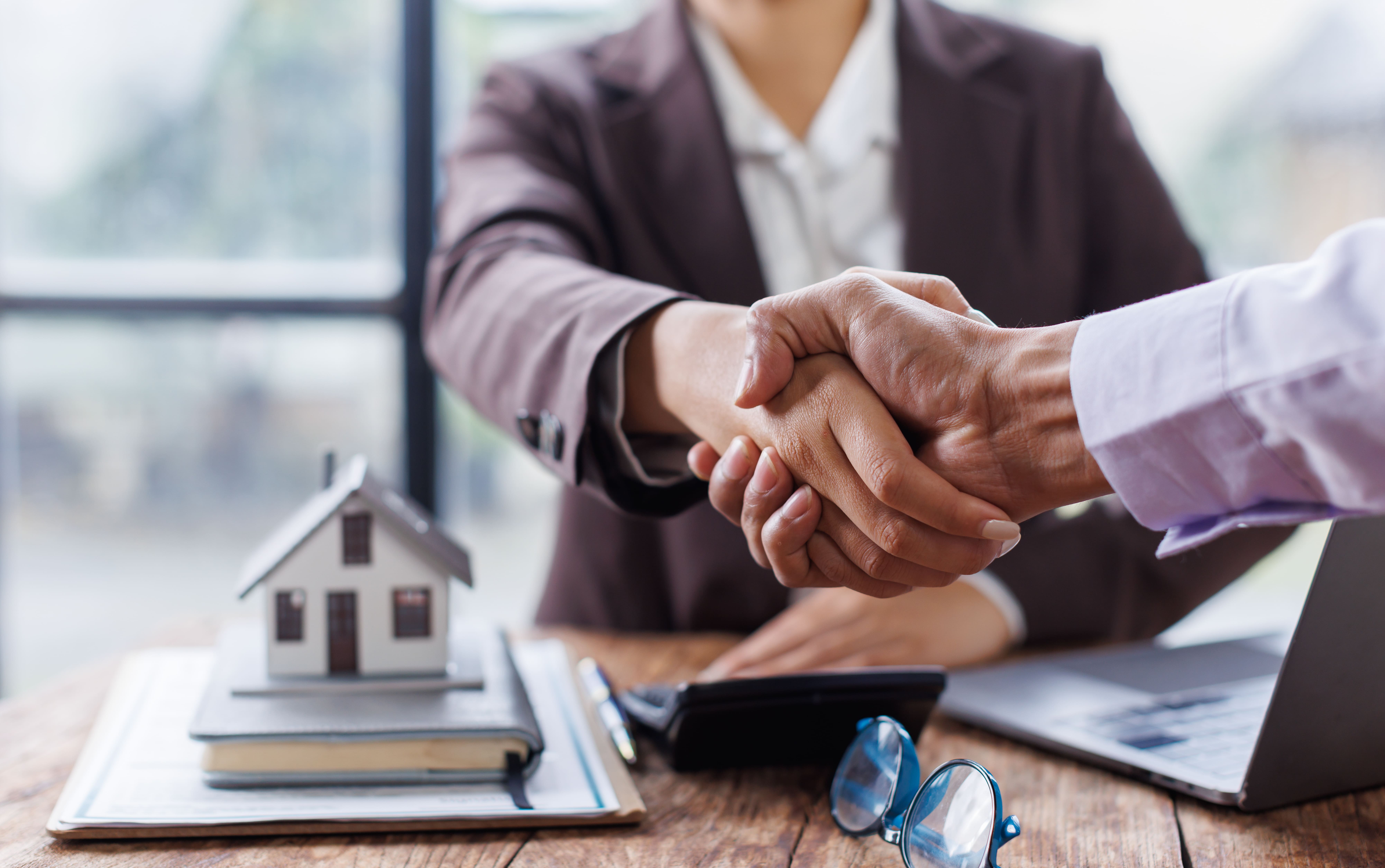 Handschlag zwischen Makler und Kunde