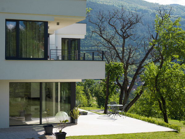 Moderne Villa mit Terrasse im Grünen