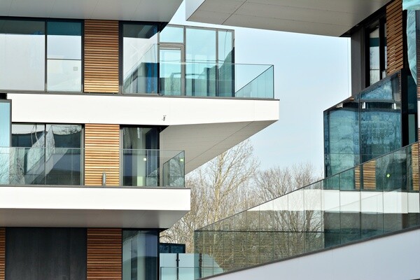 Gebäude mit modernen Neubauwohnungen mit Balkon
