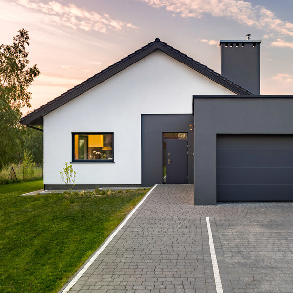 Modernes Einfamilienhaus in Vorderansicht