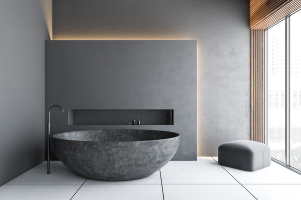 Modernes Badezimmer mit Badewanne und Ausblick