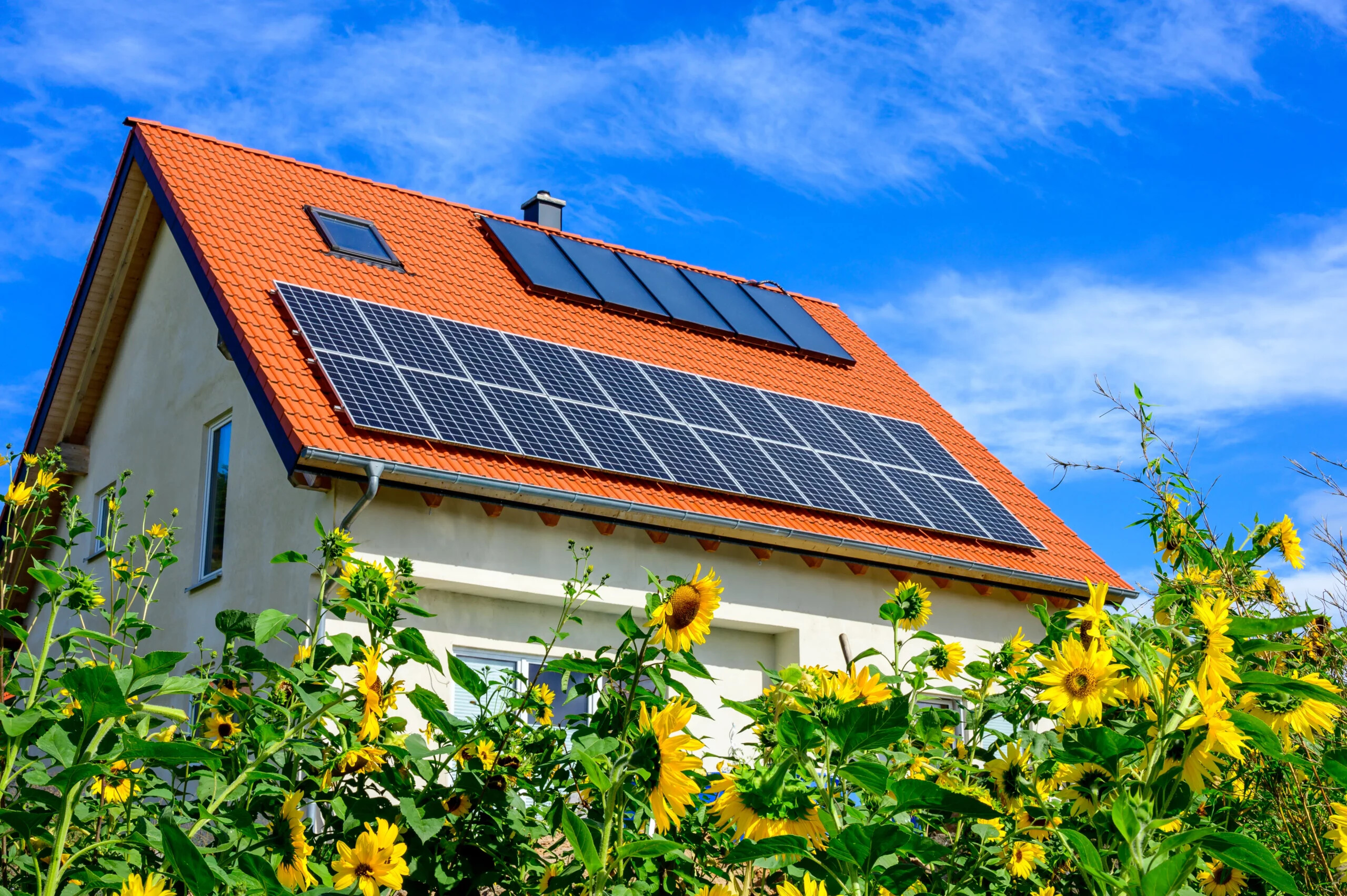 Einfamilienhaus mit Solaranlage auf dem Dach