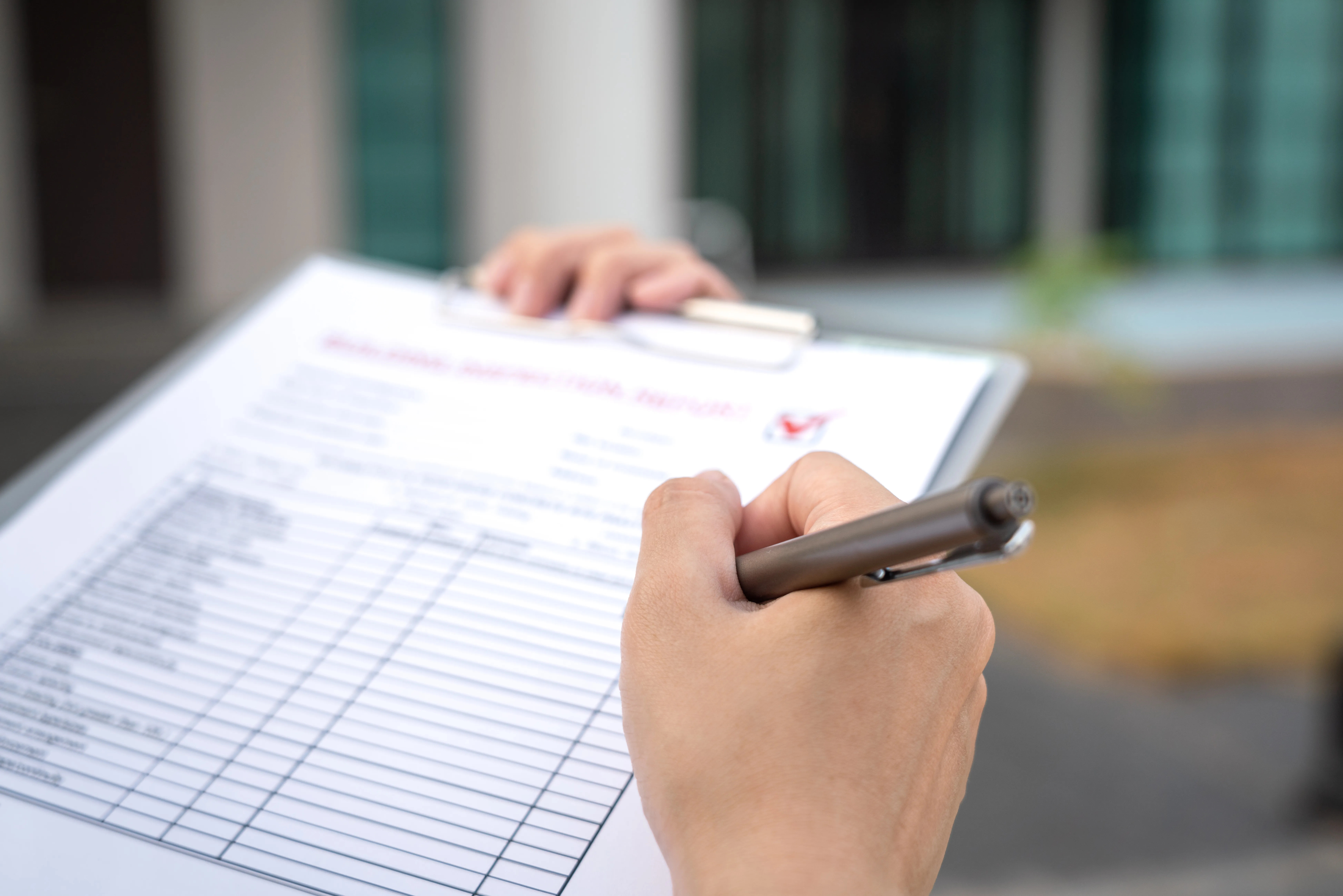 Eine Person arbeitet eine Checkliste ab