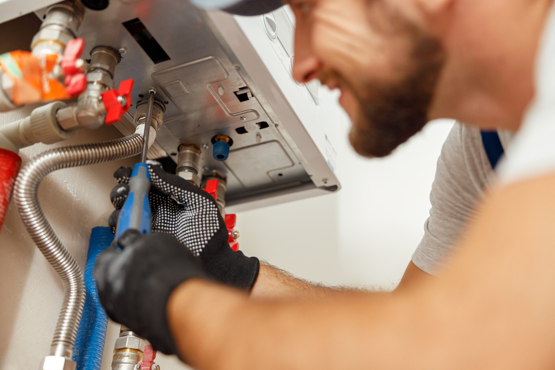 Handwerker arbeitet an Heizung