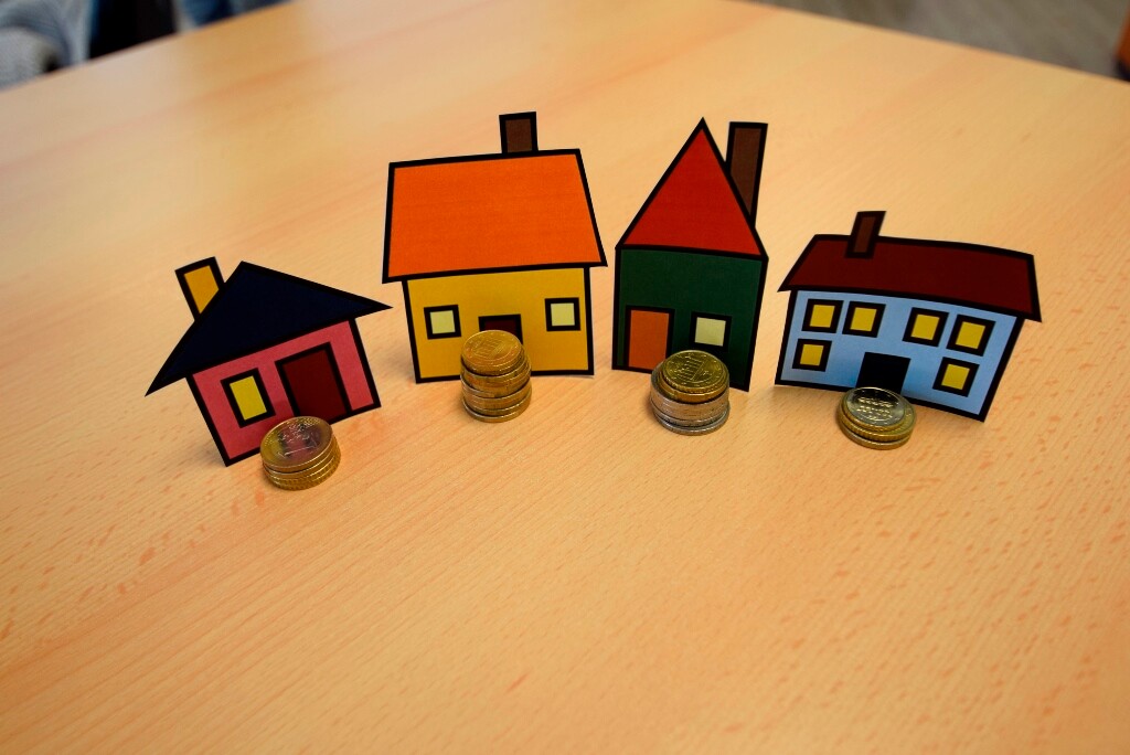 Münzen vor Häusern