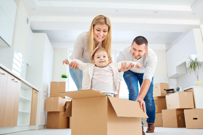 Familie beim Umzug in neue Wohnung