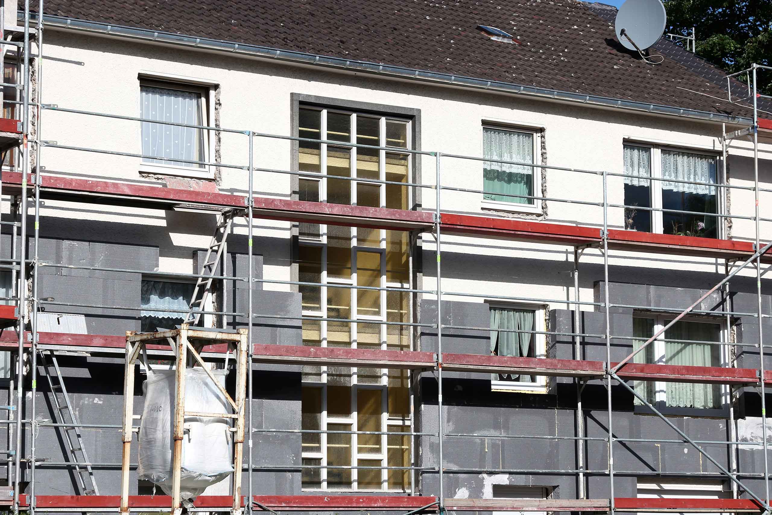 Hausfassade wird energetisch saniert und gedämmt