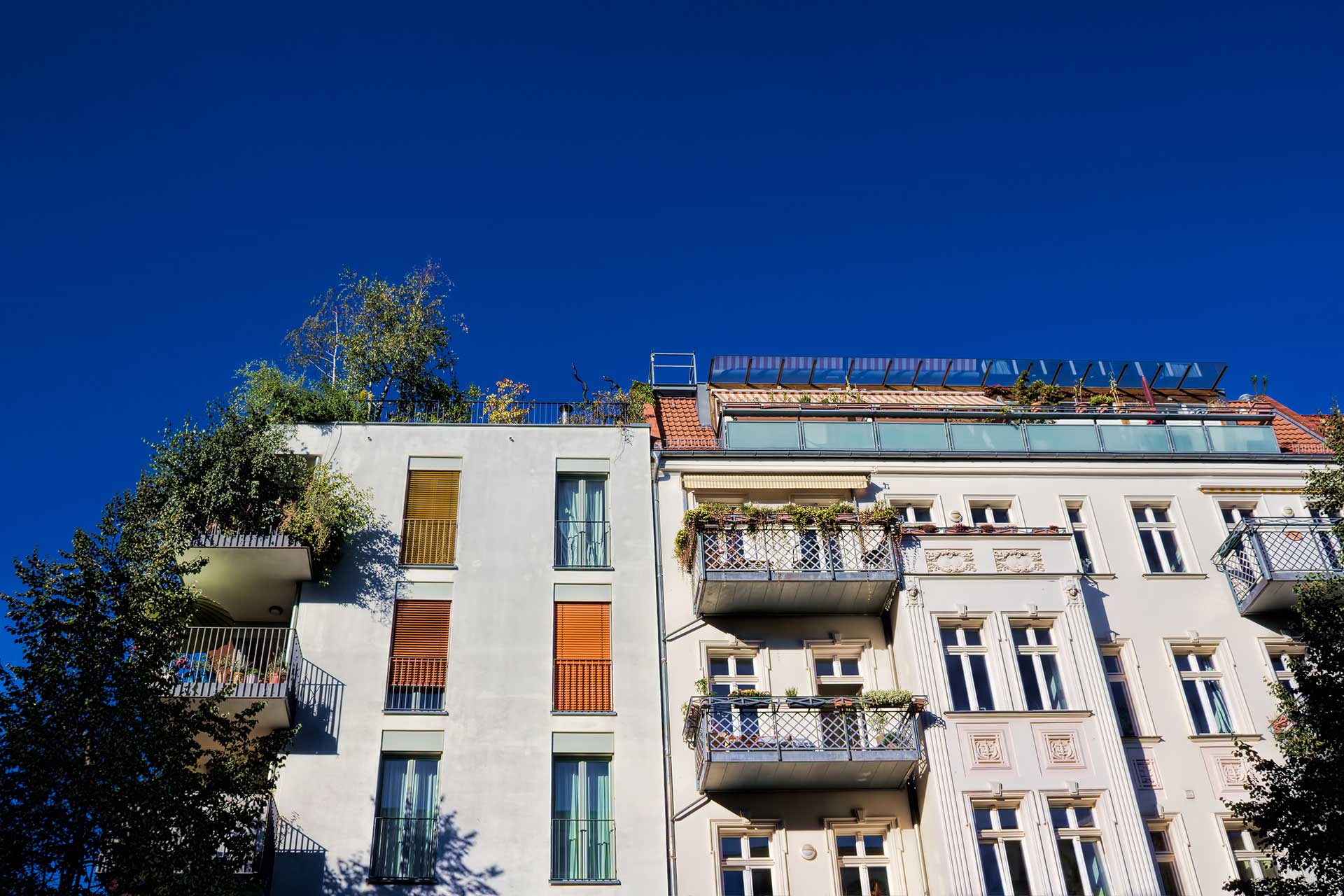 Neubauimmobilie neben einem Altbau