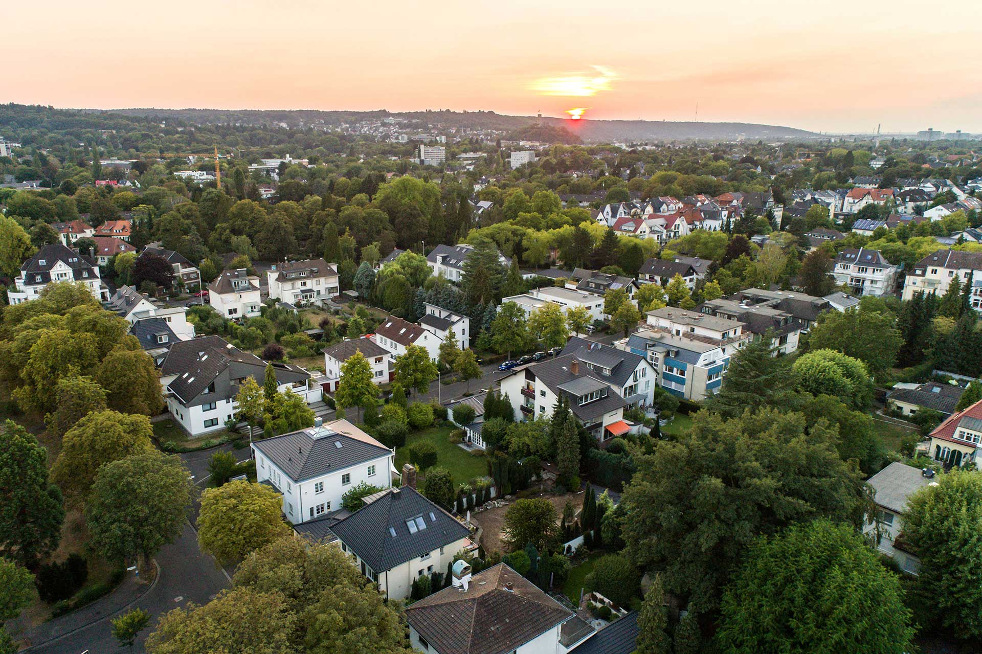 Blick über Einfamilienhäuser und Mehrfamilienhäuser in Bonn