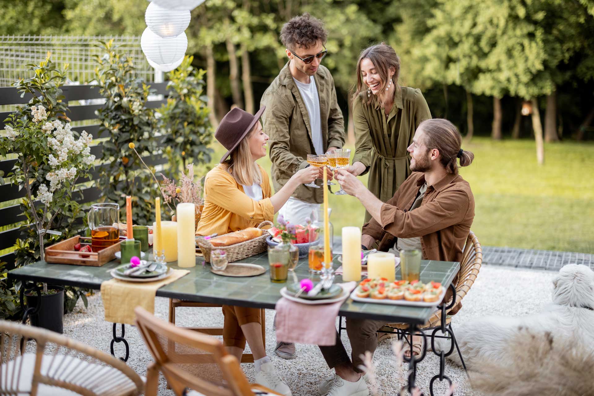 Zwei junge Pärchen stoßen auf der Terrasse an: Trends und Tipps