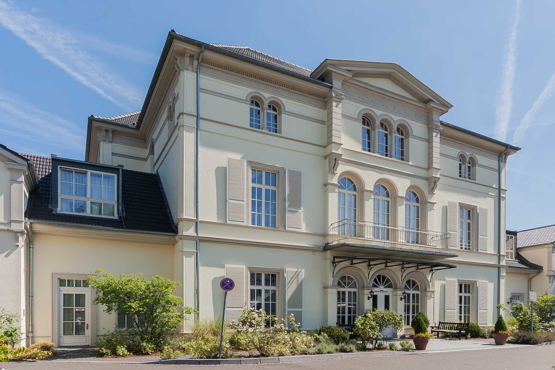 Moderne Stadtvilla mit Vorgarten: Symbol für beliebteste Stadtteile Bad Godesberg