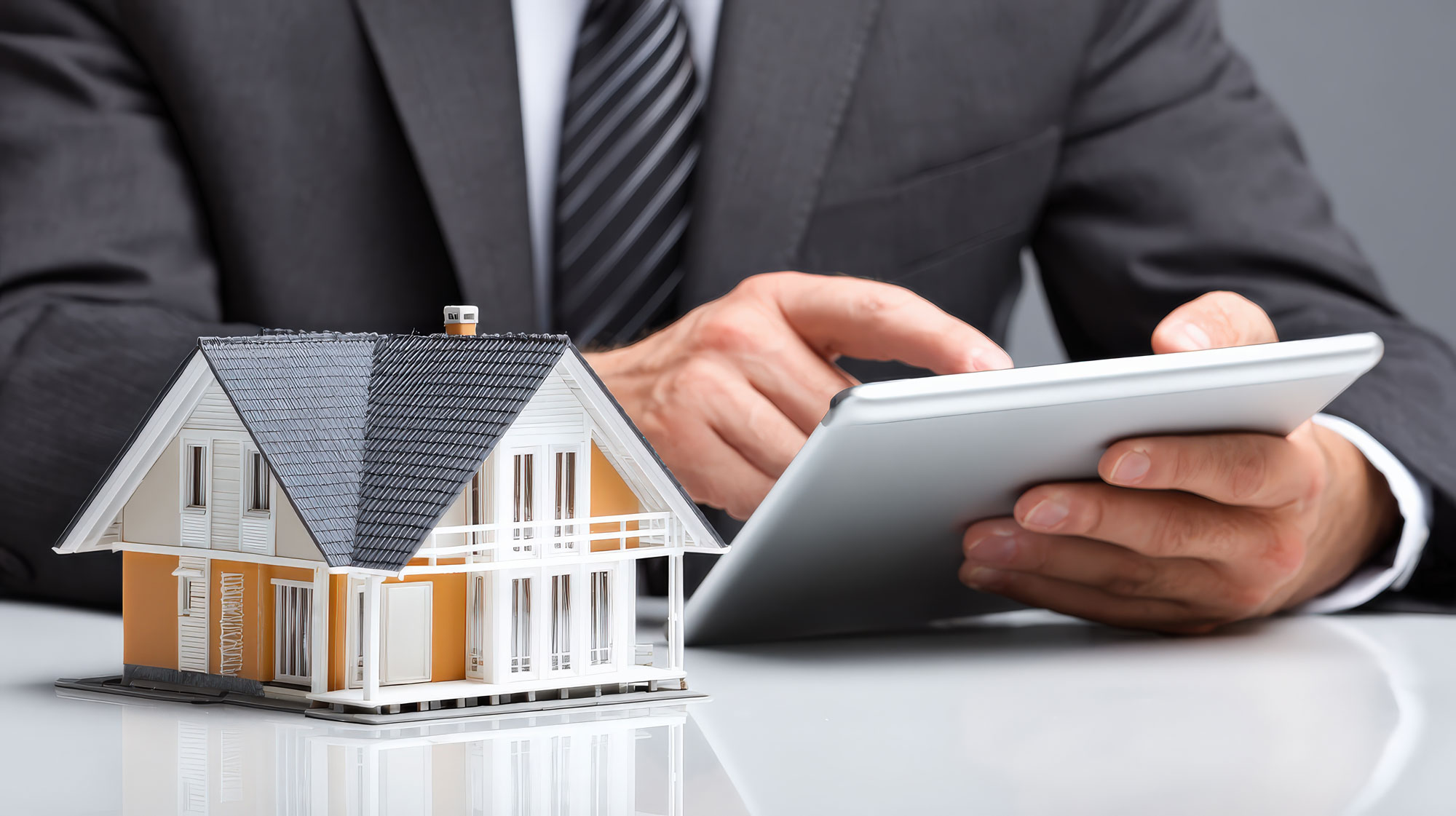 Mann hält Tablet in der Hand