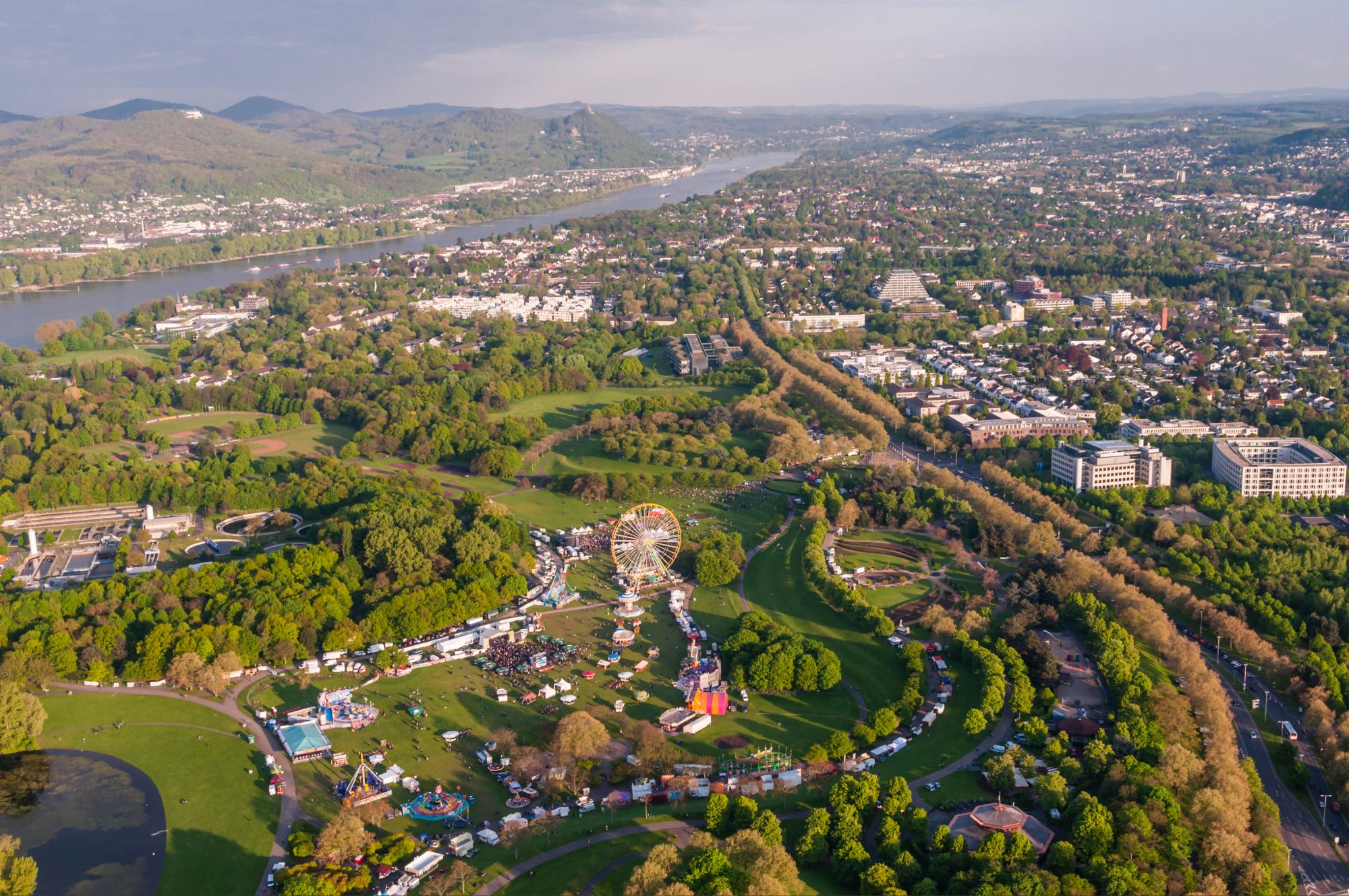 Bonn - Blick über den Freizeitpark Rheinaue zum Siebengebirge