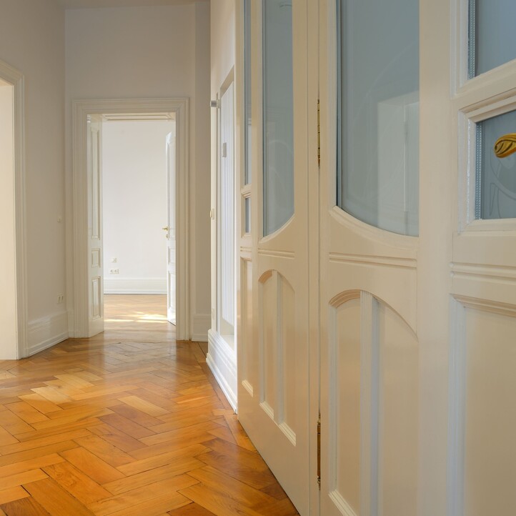Flur einer leeren Altbau-Wohnung