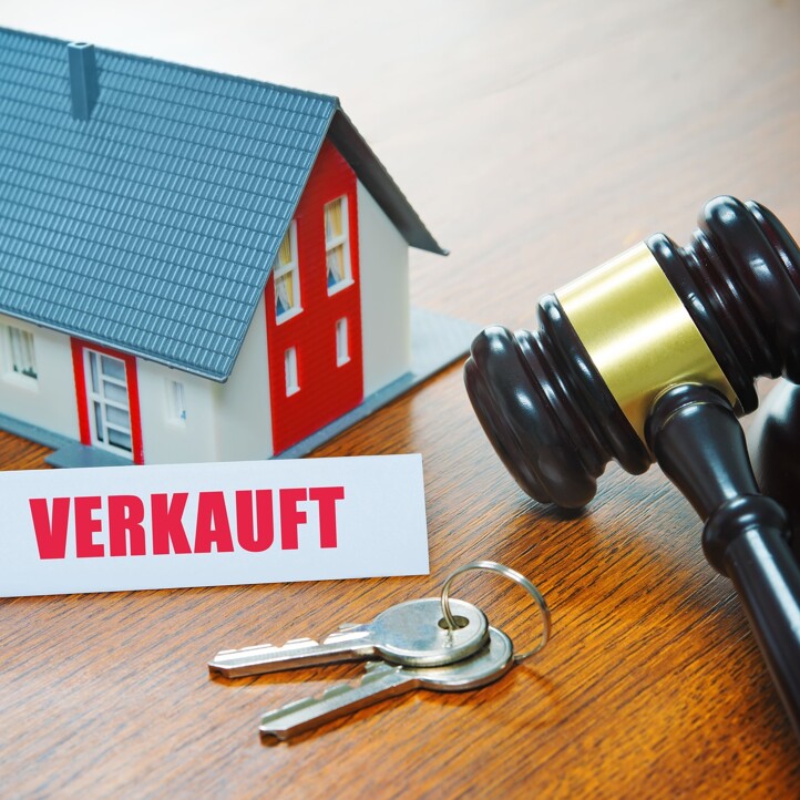 Modellhaus, Schlüssel und Richterhammer als Symbol für das Bieterverfahren
