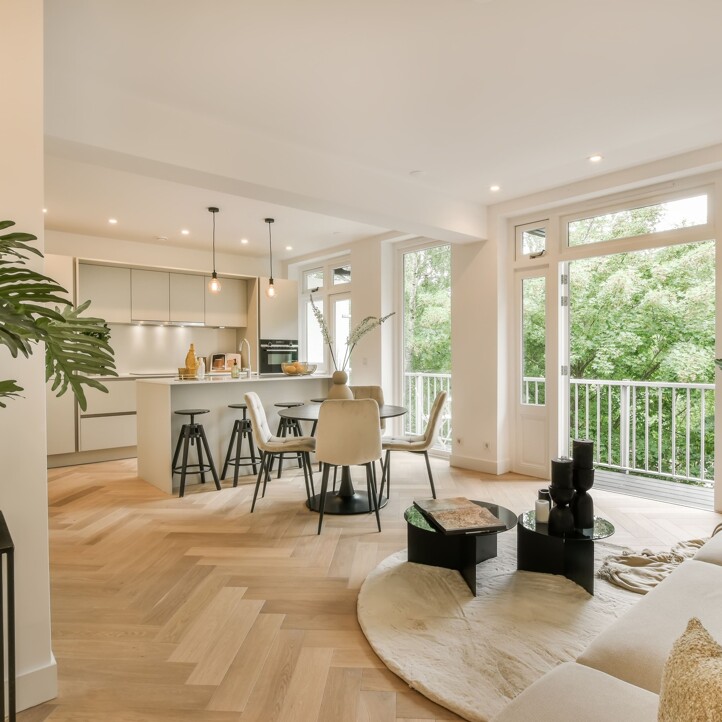Moderne Immobilienpräsentation in einer dekorierten Immobilie