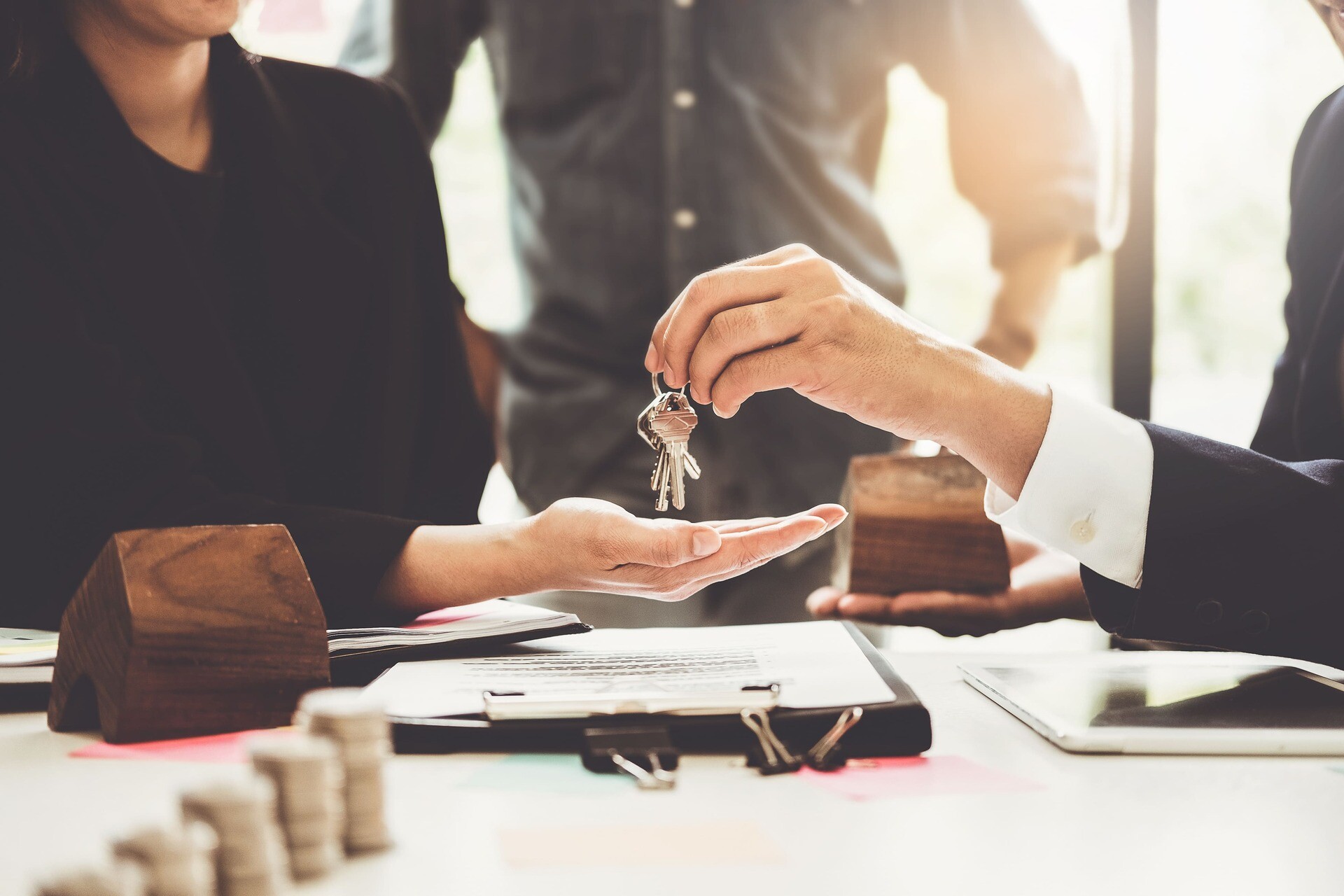 Schlüsselübergabe nach dem Immobilienkauf mit Makler