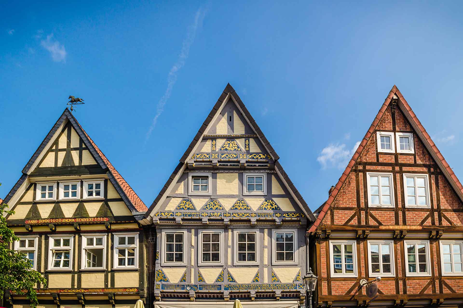 Ansicht auf die Giebel von drei alten Reihenhäusern in der Stadt Celle
