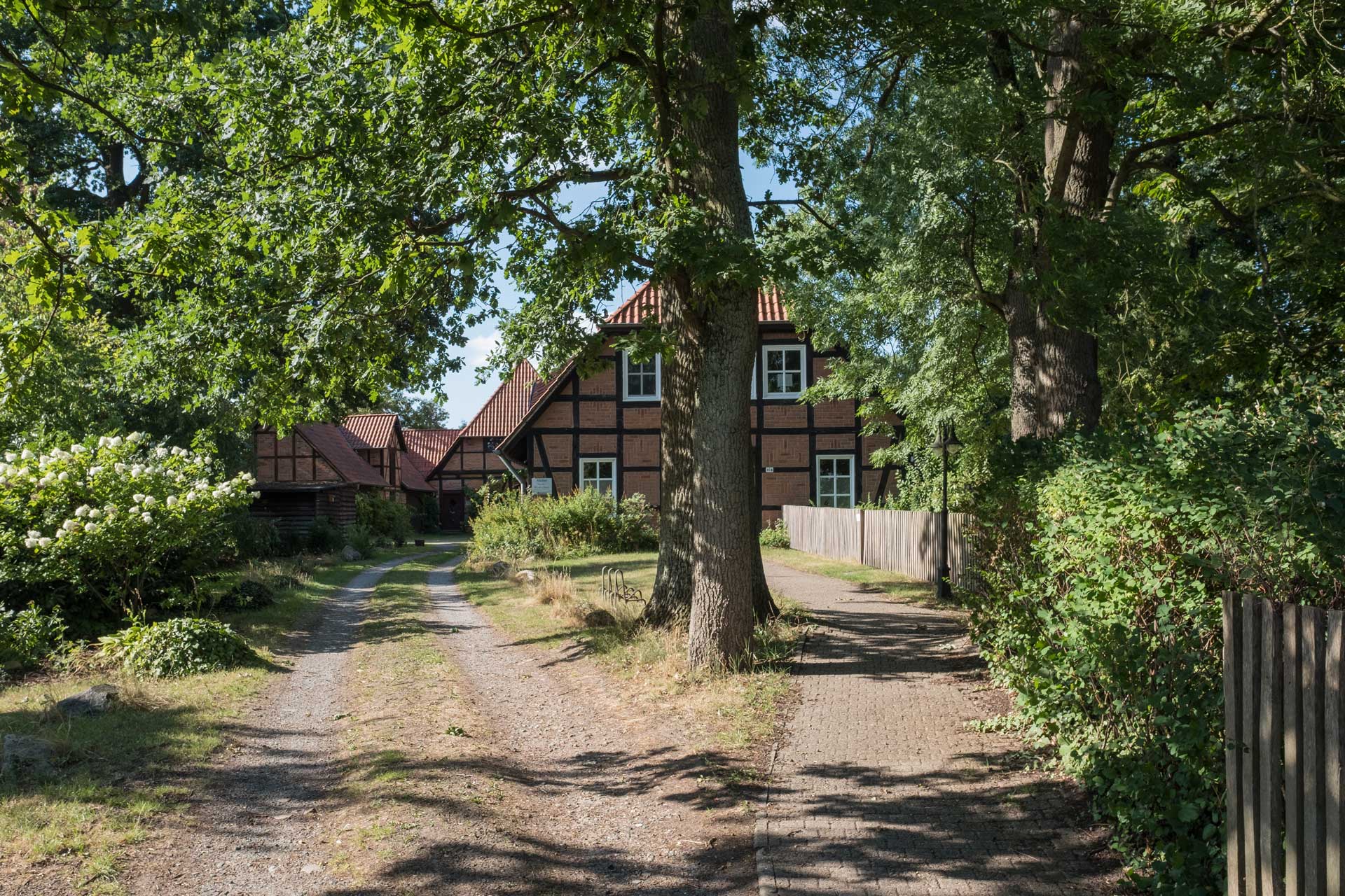 Blick auf mehrere traditionelle Wohnhäuser im Fachwerkstil in Lachendorf, Landkreis Celle