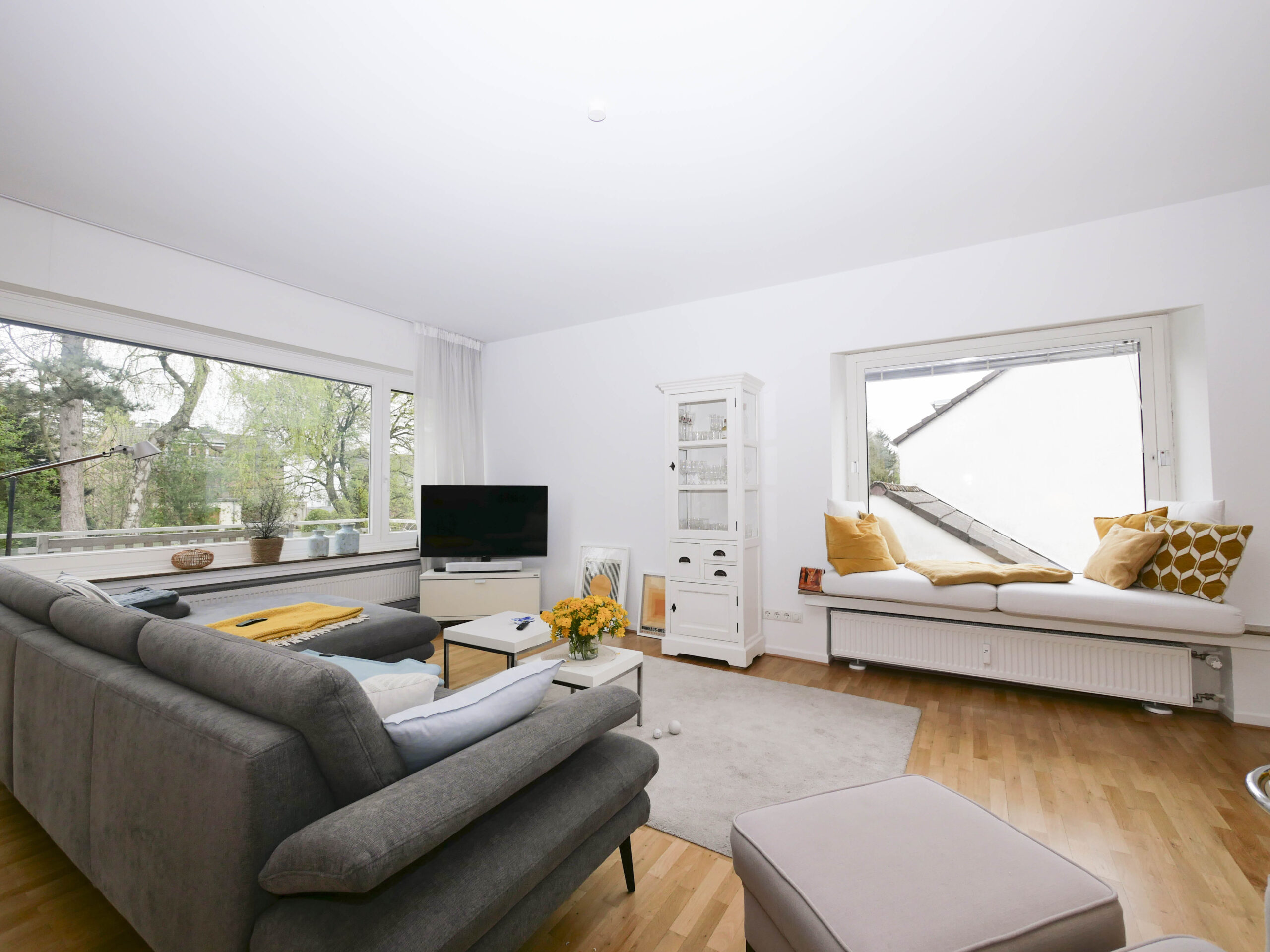 Modern eingerichtetes Wohnzimmer