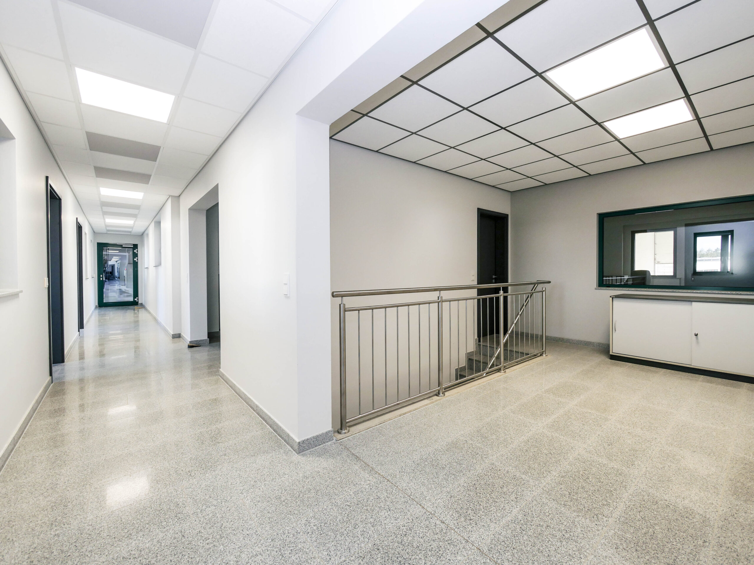 Flur in einem hellen Gebäude