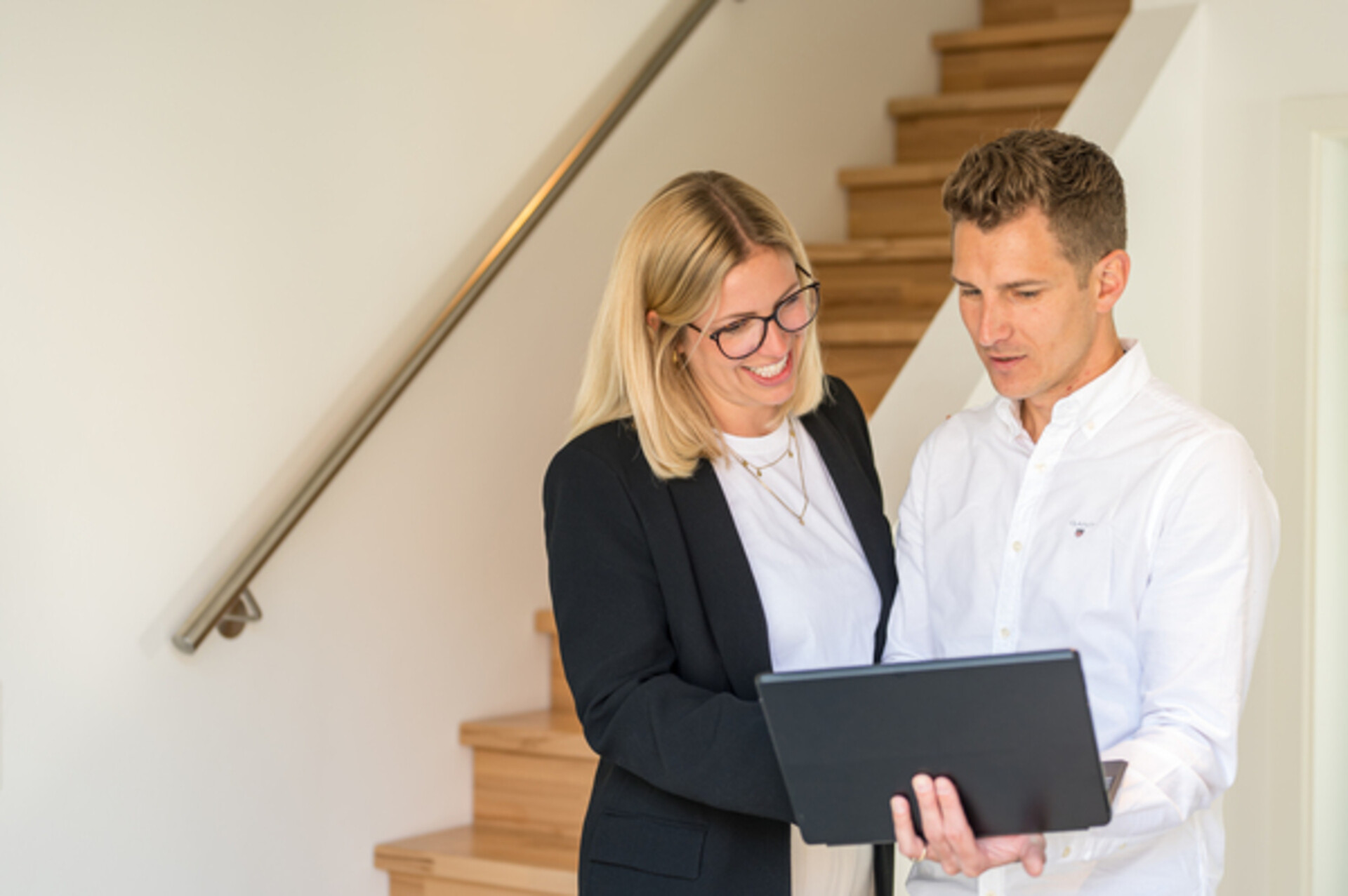 Das Team von Seewald Immobilien bespricht Unterlagen für Hauskauf und Finanzierung