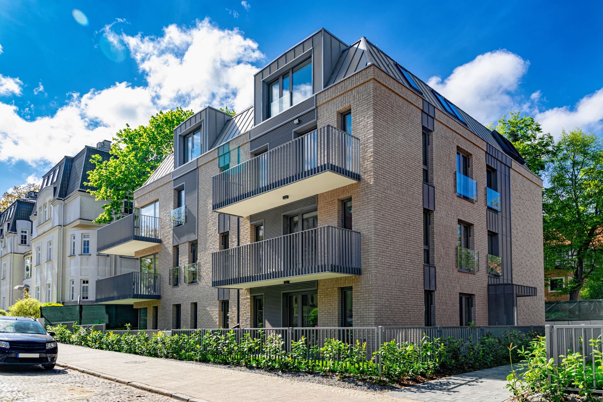 Modernes Mehrfamilienhaus von außen
