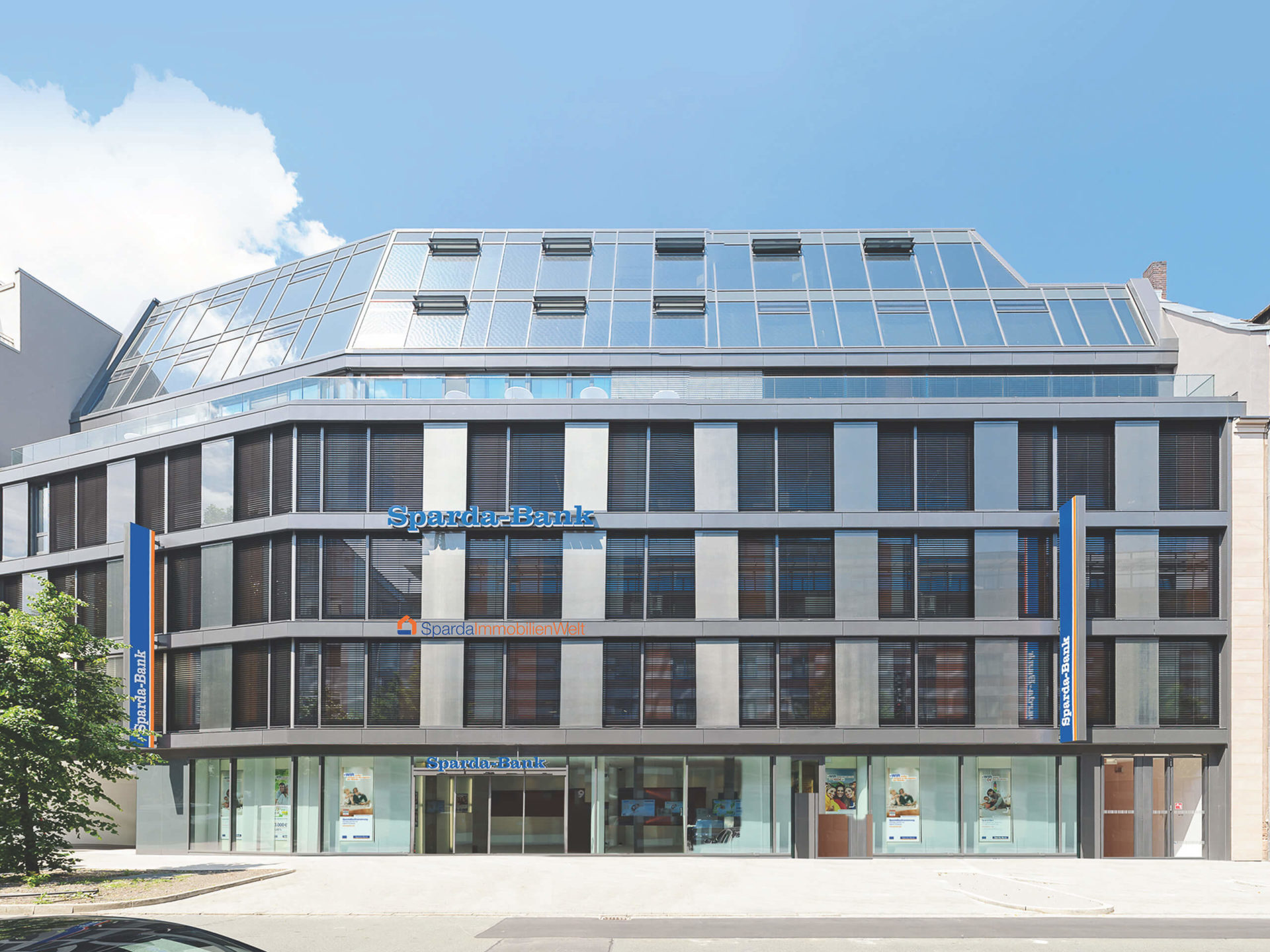 Außenaufnahme des Bürogebäudes der Sparda Bank und SpardaImmobilienWelt in Nürnberg