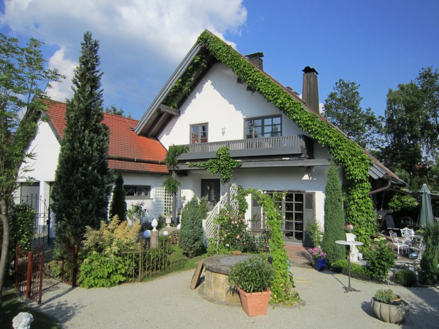Mediterranes Einfamilienhaus in Weidenberg mit Garten und Terrassen