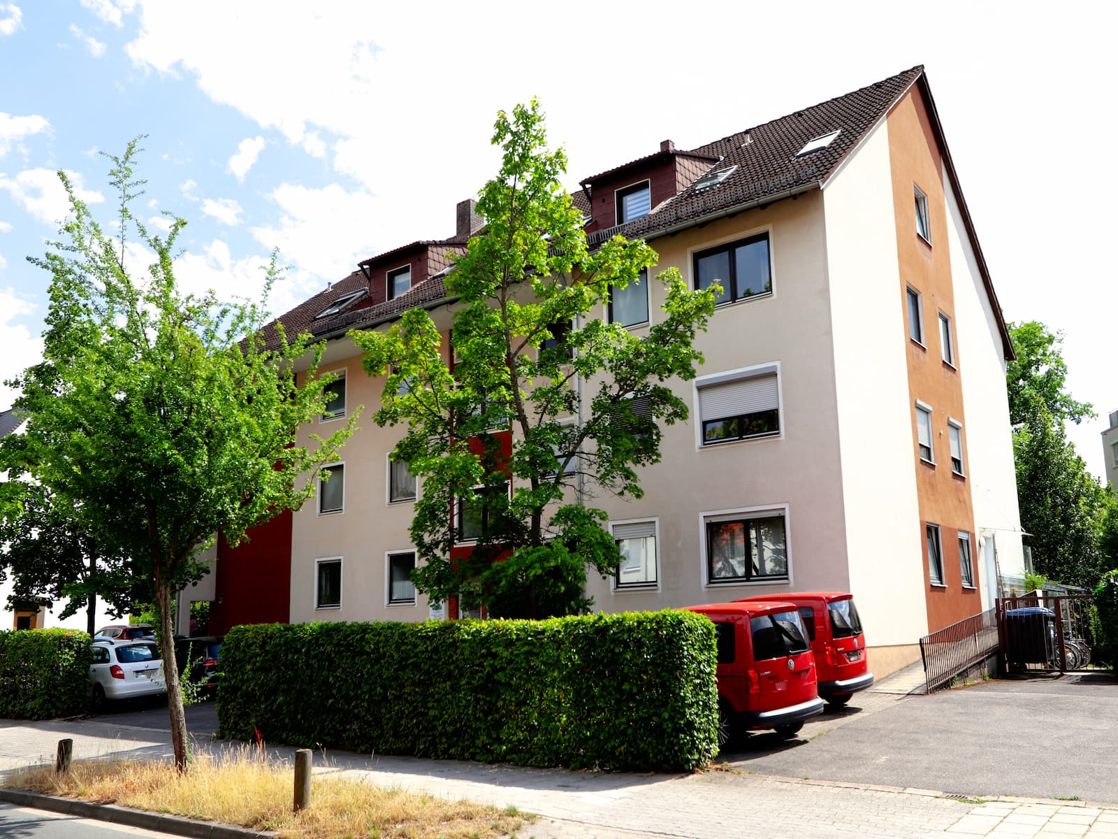 Außenansicht einer modernisierten 2-Zimmer-Eigentumswohnung in Bayreuth nahe dem Hofgarten