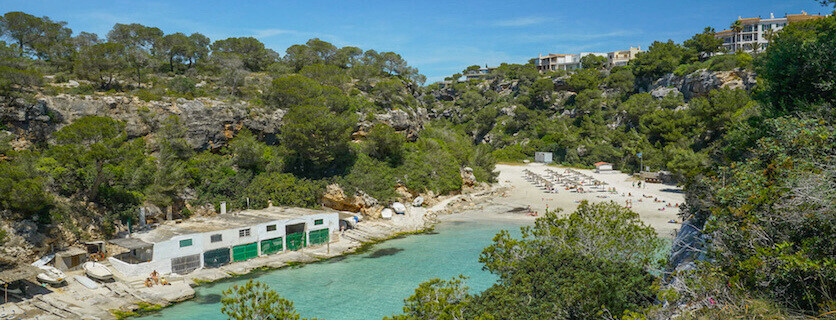 Der Strand Cala Pi mit Bootshäusern