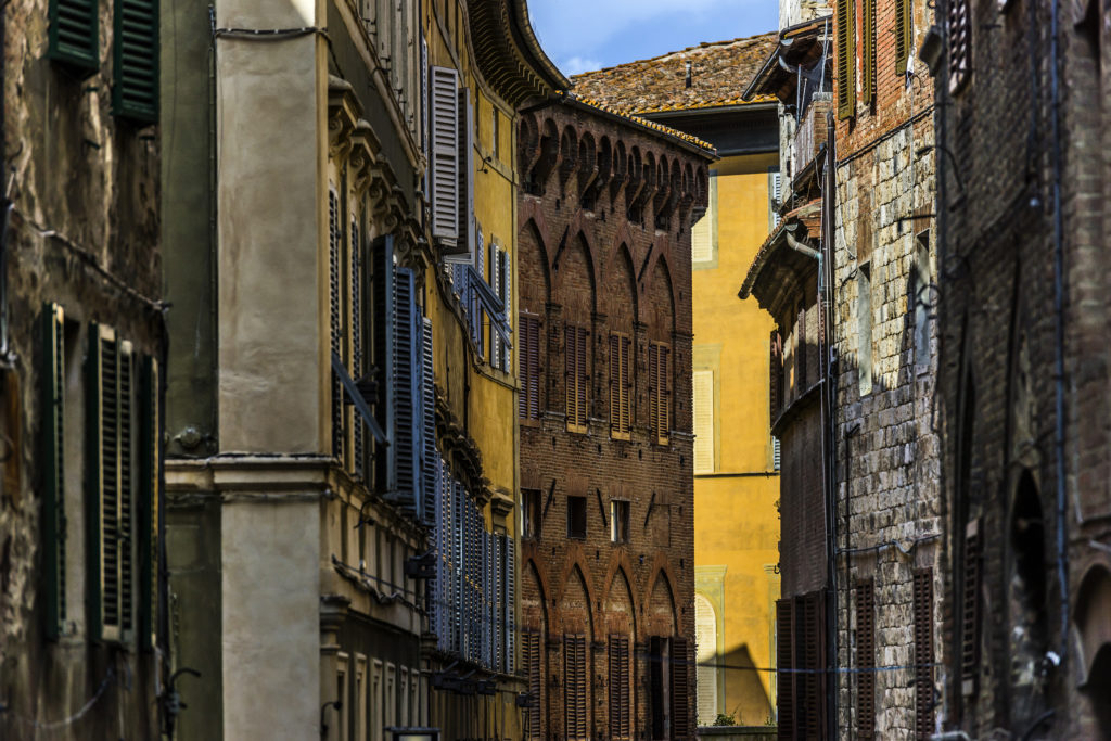 Häuser in einer Gasse von Siena in der Toskana
