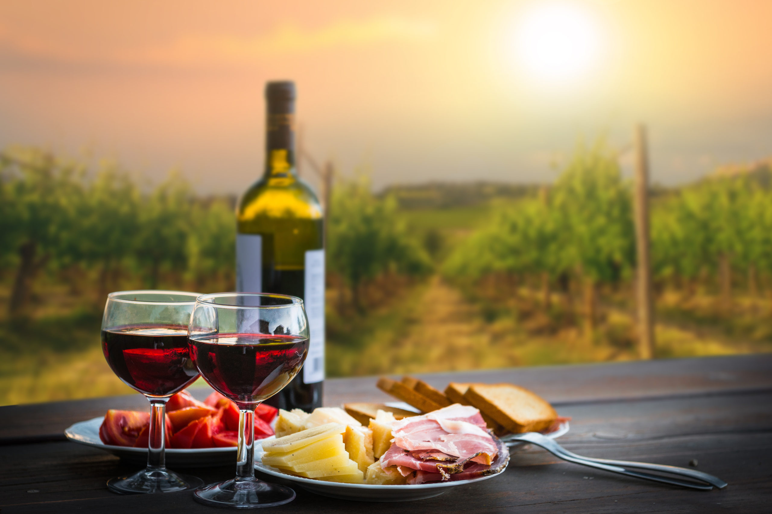 Stillleben mit Rotwein, Käse, Schinken und Brot