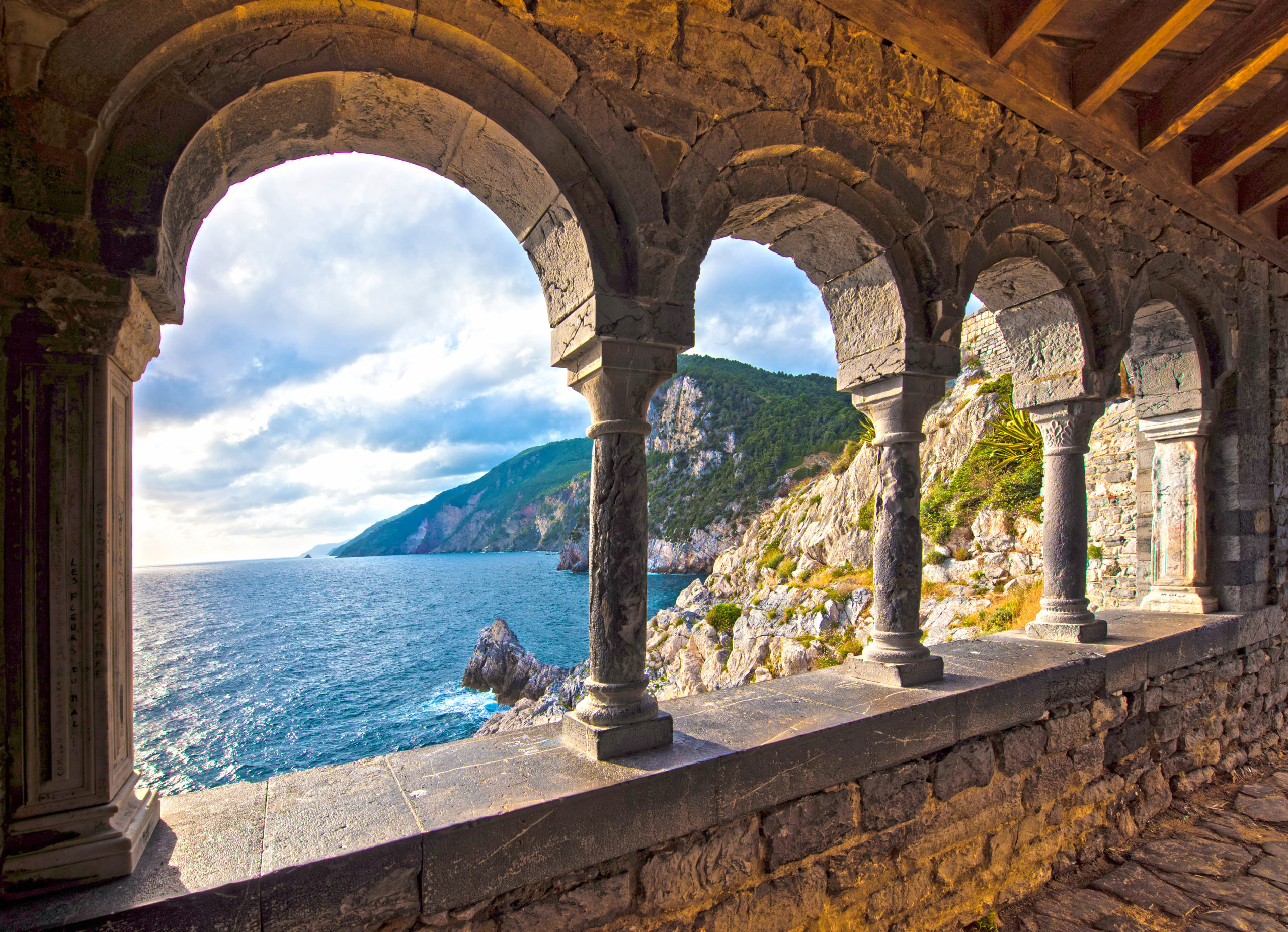 Blick aufs Meer zwischen gotischen Bögen der Church of  St. Peter arches in Porto Venere, Liguria, Italy