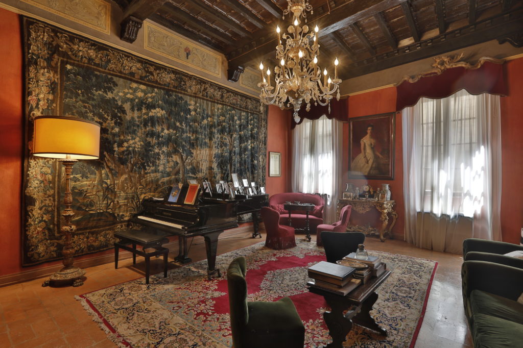 Altes Klavierzimmer mit Wandteppich