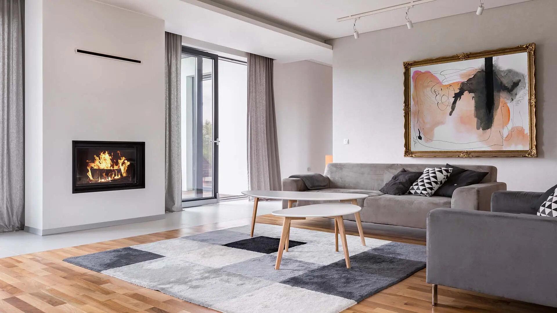 Ein modernes Wohnzimmer mit einem Kamin