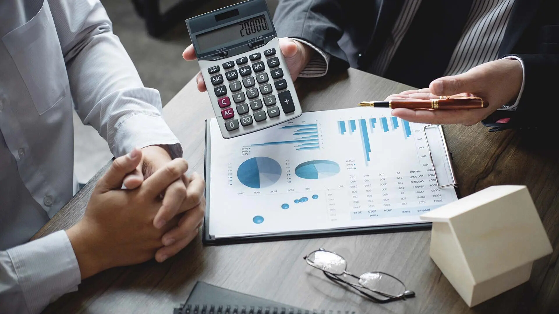 Unterlagen mit Berechnungen zur Finanzierung