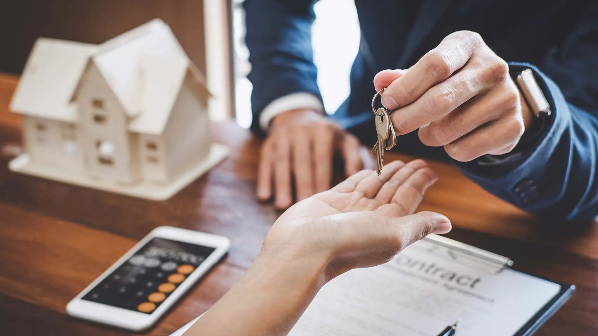 Der Makler übergibt den neuen Schlüssel