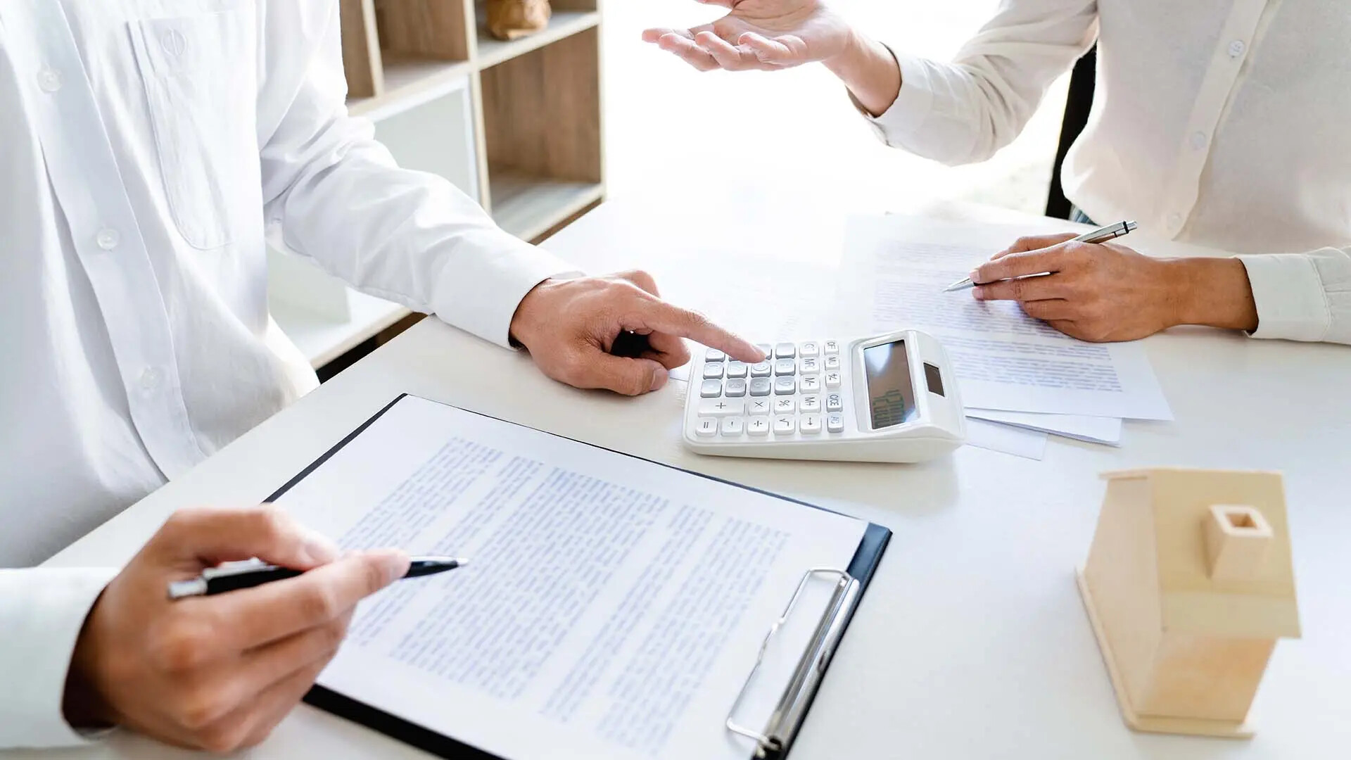 Unterlagen auf einem Klemmbrett für den Immobilienkauf