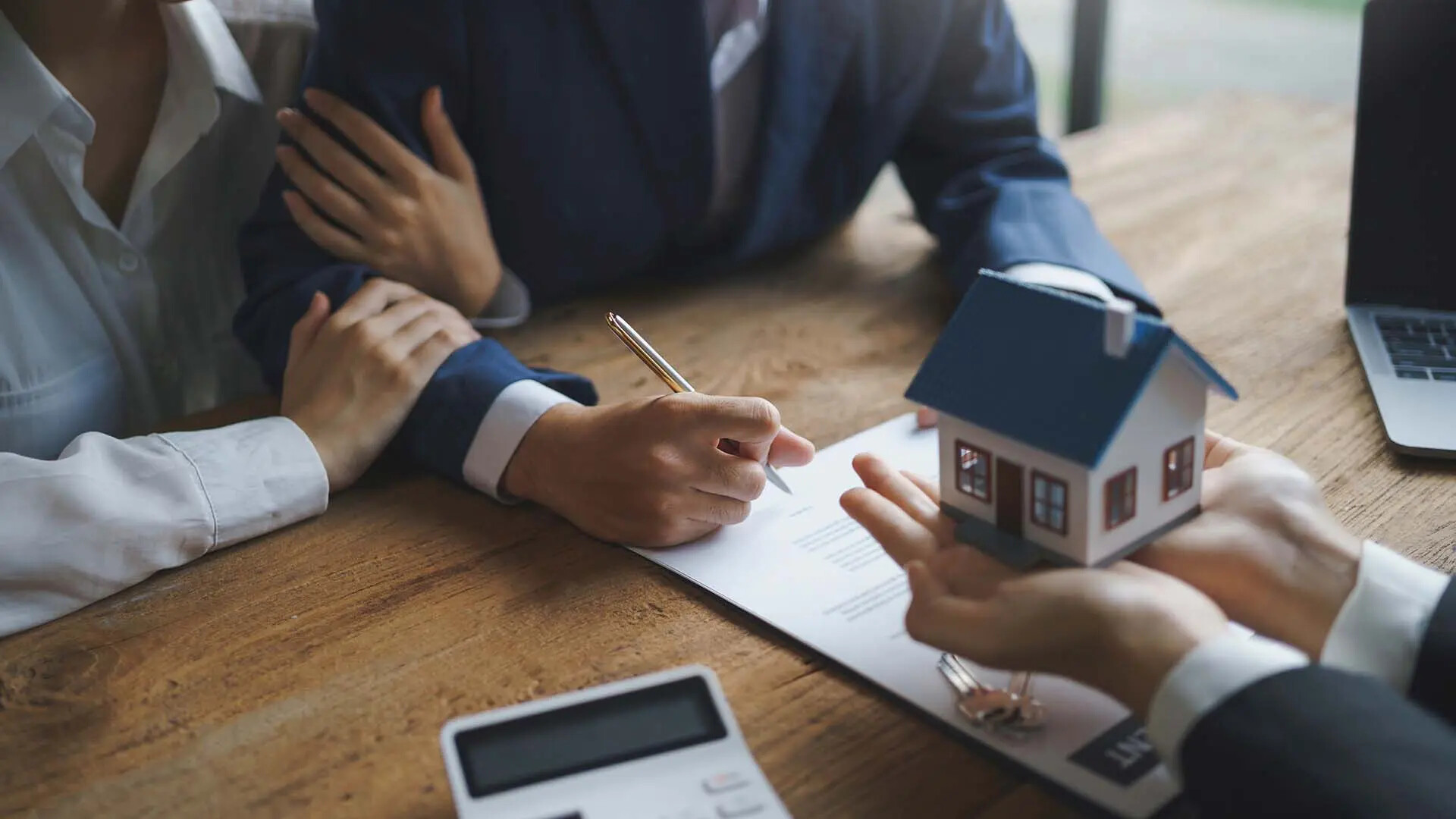 Unterschrift im Maklerbüro