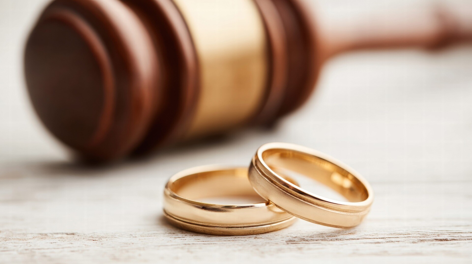 Ringe neben Anwaltshammer