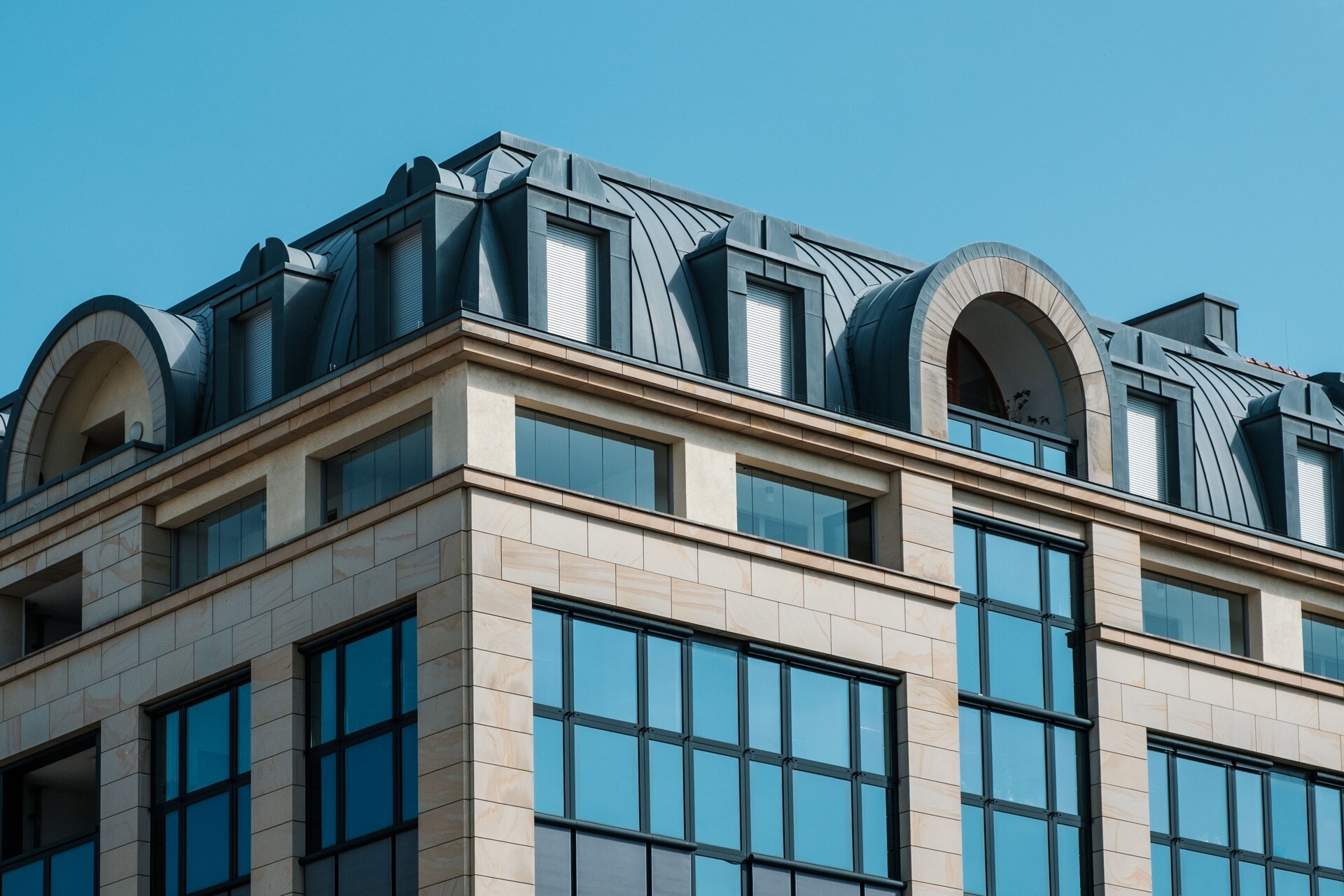 Dach und Fassade eines Geschäfshauses