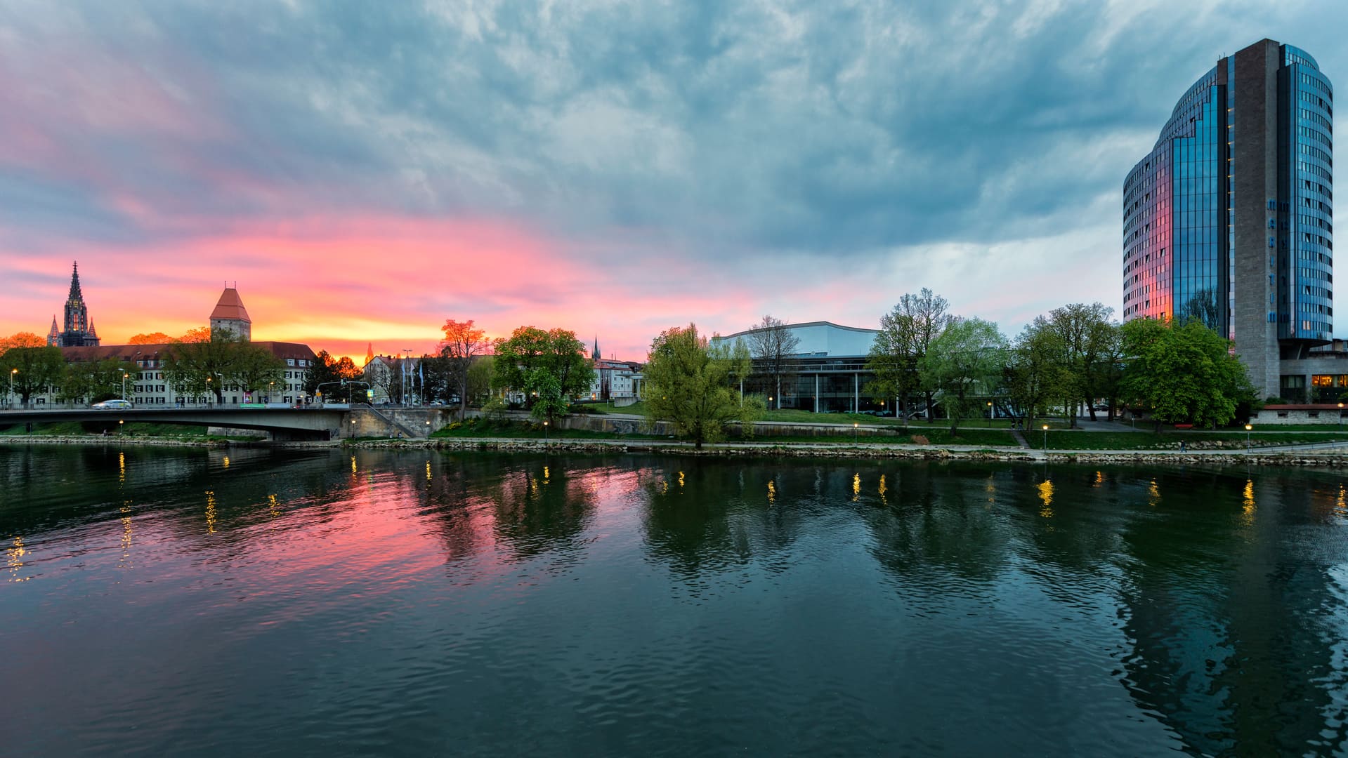 Stadtpanorama von Ulm mit Donau und Gebäuden, Blick über die Stadt und den Fluss.